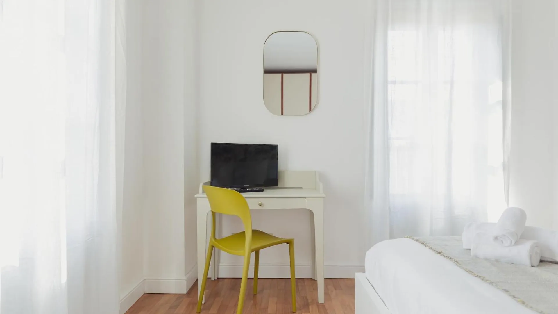 Gohost - Stylish And Charming Flat Between Navigli And Duomo Milaan Appartement