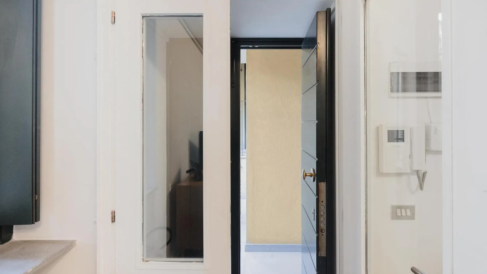 Gohost - Stylish And Charming Flat Between Navigli And Duomo Milaan